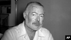 El autor de EEUU, Ernest Hemingway, en 1951 en San Francisco de Paula, Cuba. (AP Foto, Archivo).